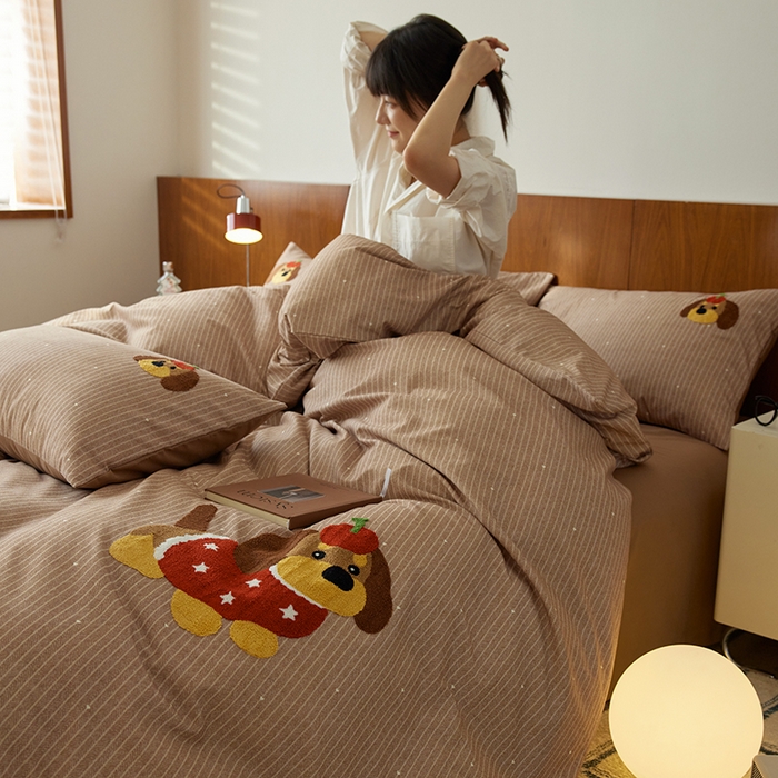 91家纺网 家纺一手货源 找家纺 千朵森 2025新款卡通毛巾绣全棉纯棉磨毛四件套 德瑞拉-小迪