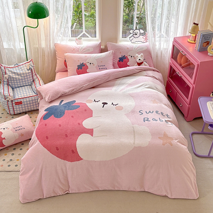 ds生活馆 2025新款大版高克重双面牛奶绒四件套 草莓兔兔