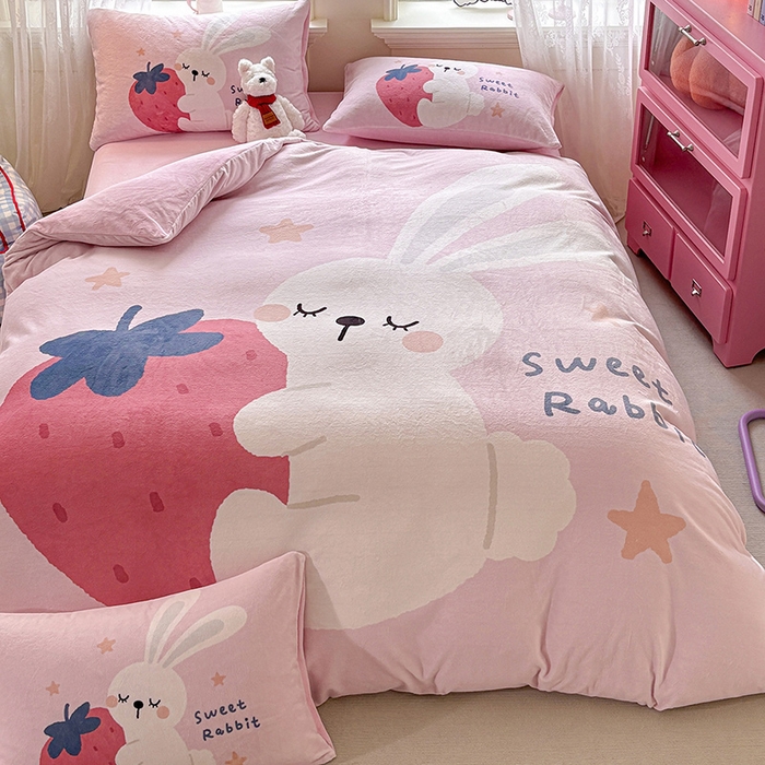 91家纺网 家纺一手货源 找家纺 ds生活馆 2025新款大版高克重双面牛奶绒四件套 草莓兔兔