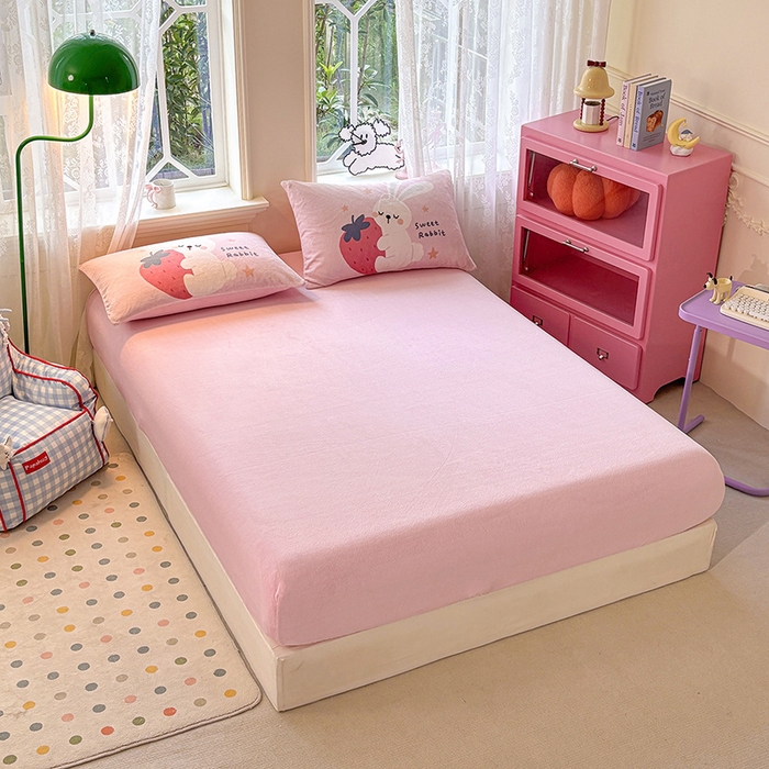 91家纺网 家纺一手货源 找家纺 ds生活馆 2025新款大版高克重双面牛奶绒四件套 草莓兔兔