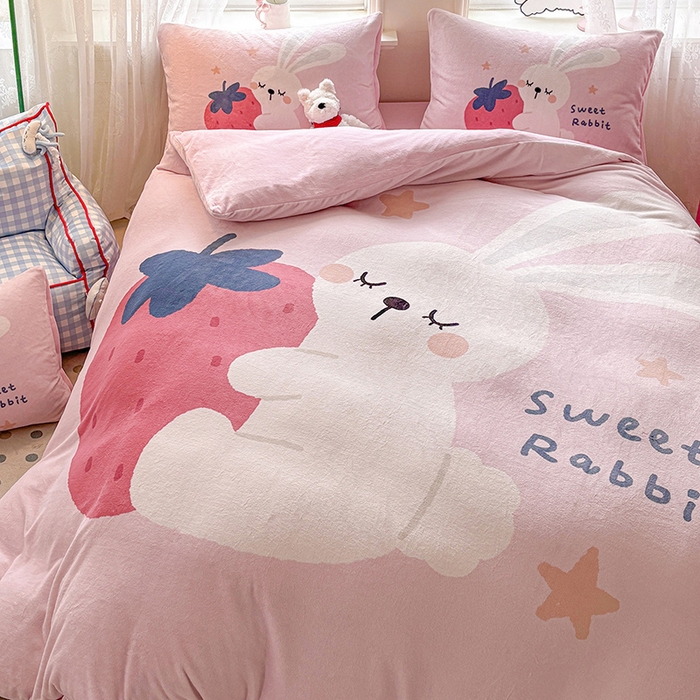 91家纺网 家纺一手货源 找家纺 ds生活馆 2025新款大版高克重双面牛奶绒四件套 草莓兔兔