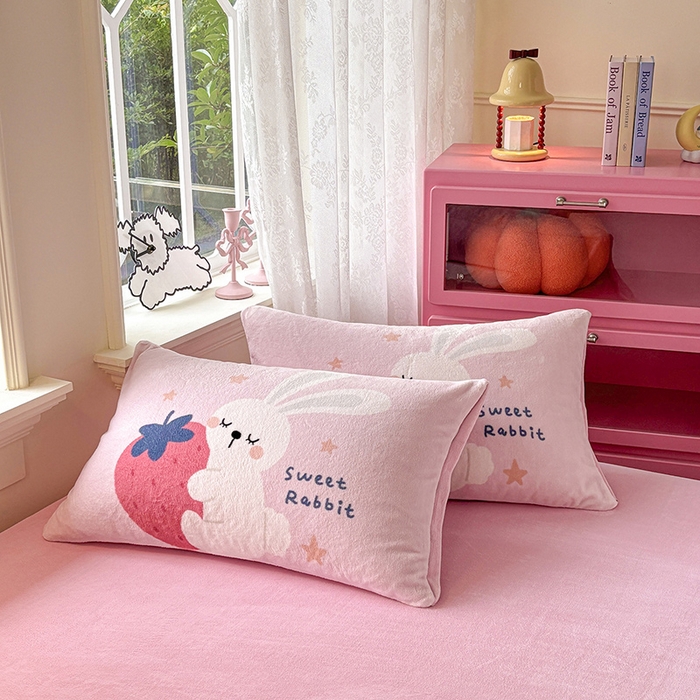 91家纺网 家纺一手货源 找家纺 ds生活馆 2025新款大版高克重双面牛奶绒四件套 草莓兔兔