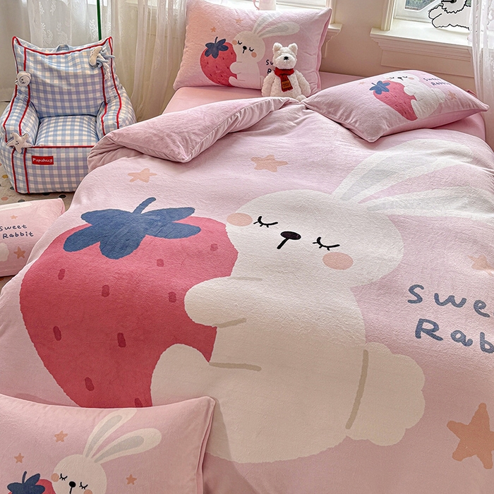 91家纺网 家纺一手货源 找家纺 ds生活馆 2025新款大版高克重双面牛奶绒四件套 草莓兔兔