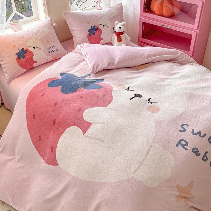 91家纺网 家纺一手货源 找家纺 ds生活馆 2025新款大版高克重双面牛奶绒四件套 草莓兔兔