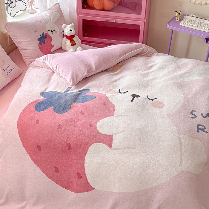 91家纺网 家纺一手货源 找家纺 ds生活馆 2025新款大版高克重双面牛奶绒四件套 草莓兔兔