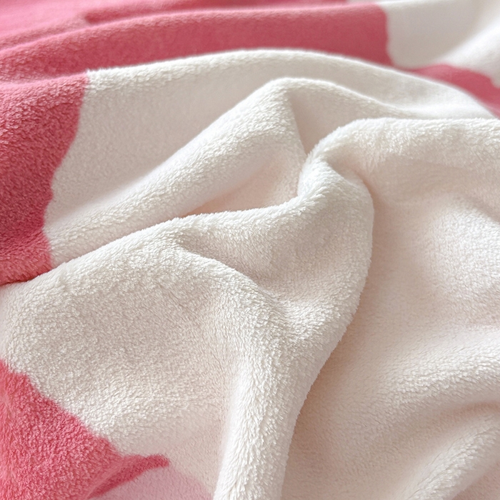 91家纺网 家纺一手货源 找家纺 ds生活馆 2025新款大版高克重双面牛奶绒四件套 草莓兔兔