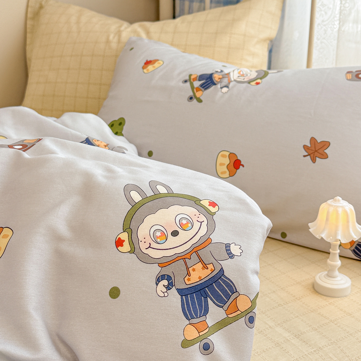 91家纺网 家纺一手货源 找家纺 呗旺鹿 2025新款全棉纯棉大眼娃娃毛巾绣四件套第二波 滑板大眼娃娃