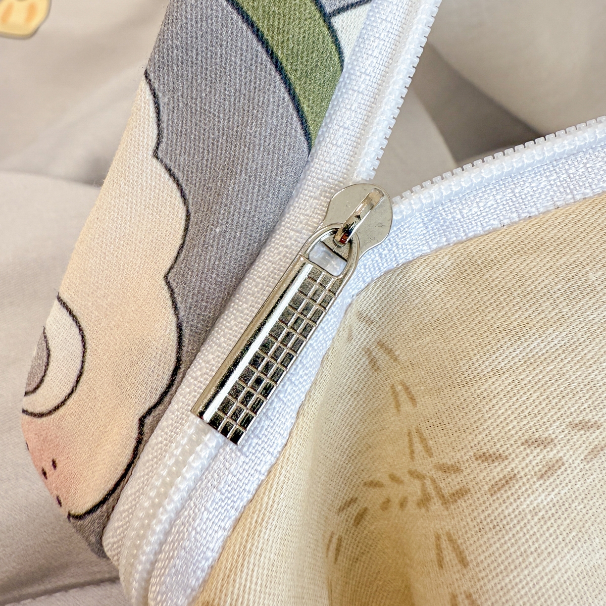 91家纺网 家纺一手货源 找家纺 呗旺鹿 2025新款全棉纯棉大眼娃娃毛巾绣四件套第二波 滑板大眼娃娃