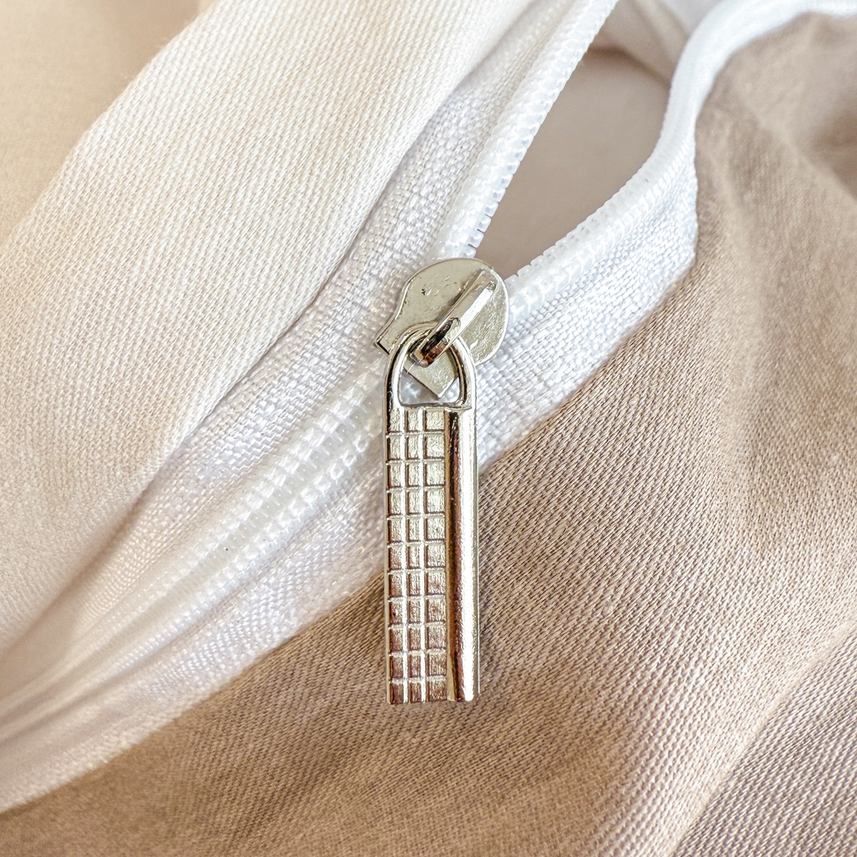 91家纺网 家纺一手货源 找家纺 呗旺鹿 2025新款全棉纯棉大眼娃娃毛巾绣四件套第二波 棕色系面包大眼娃娃