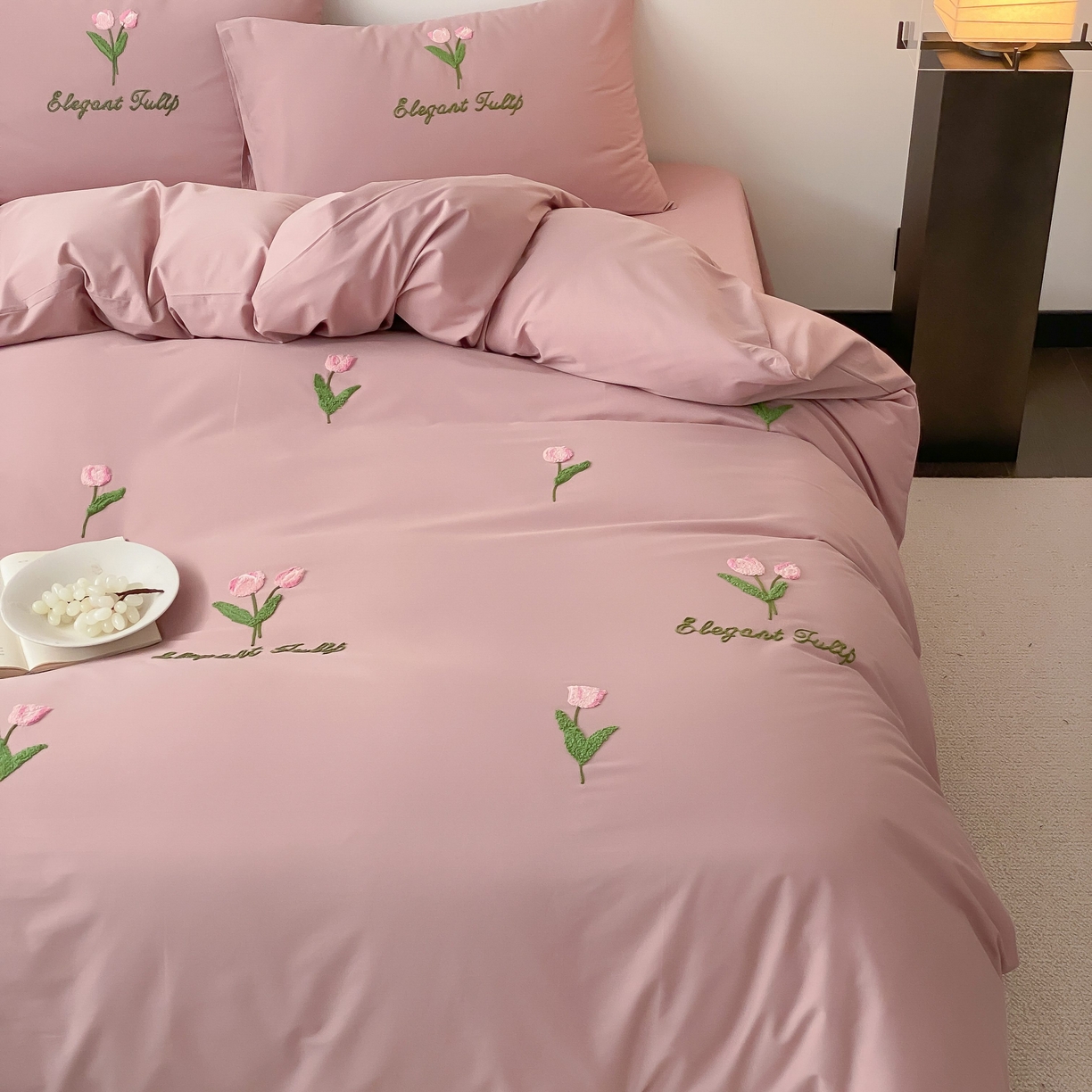 91家纺网 家纺一手货源 找家纺 三味舒屋 2025新款全棉纯棉水洗棉毛巾绣四件套 郁支浪漫-粉