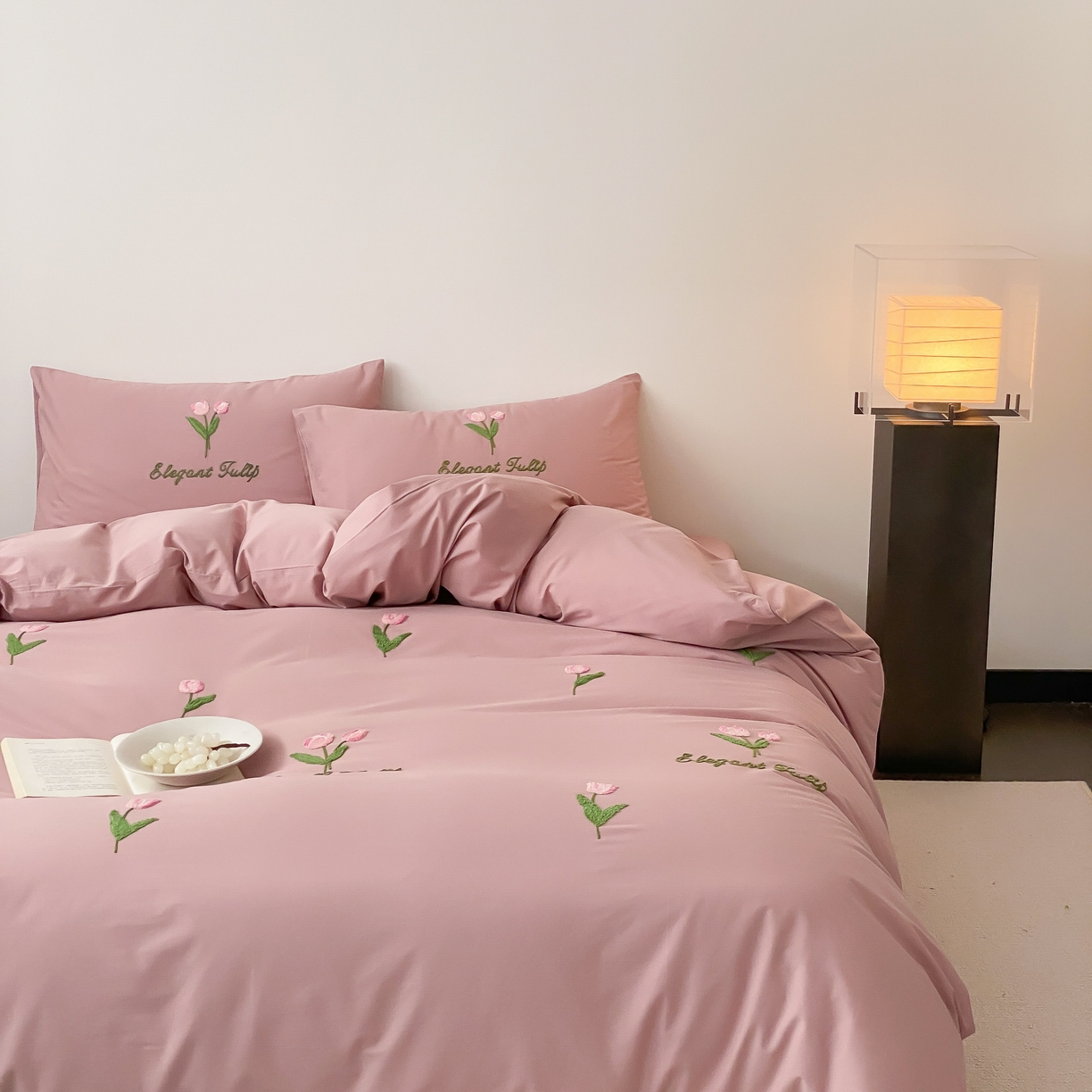 91家纺网 家纺一手货源 找家纺 三味舒屋 2025新款全棉纯棉水洗棉毛巾绣四件套 郁支浪漫-粉