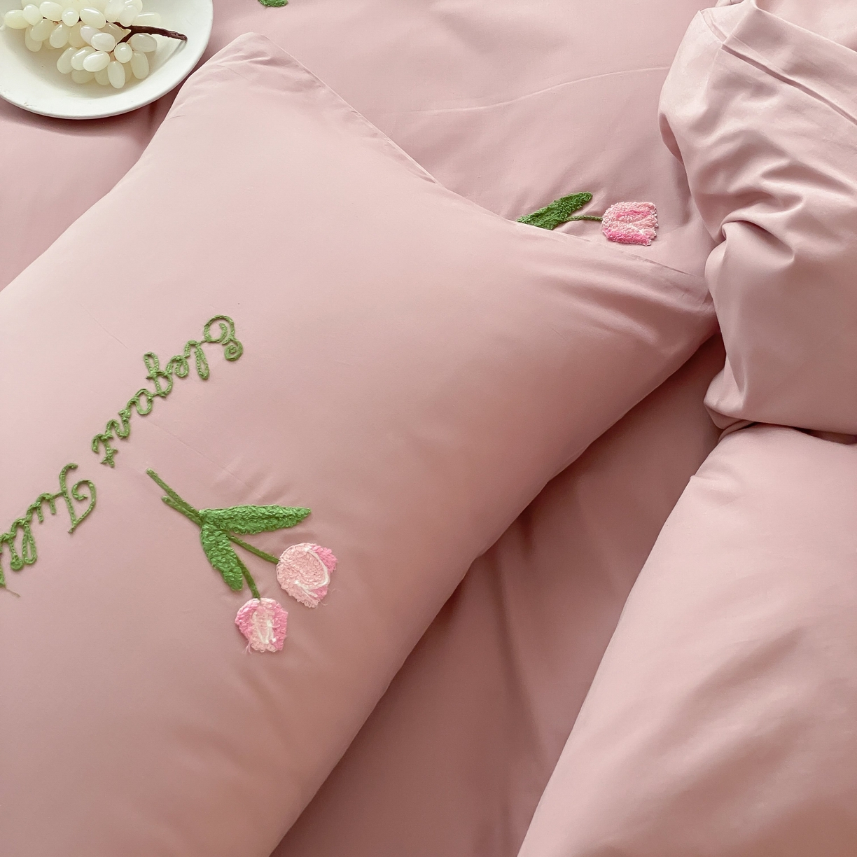 91家纺网 家纺一手货源 找家纺 三味舒屋 2025新款全棉纯棉水洗棉毛巾绣四件套 郁支浪漫-粉