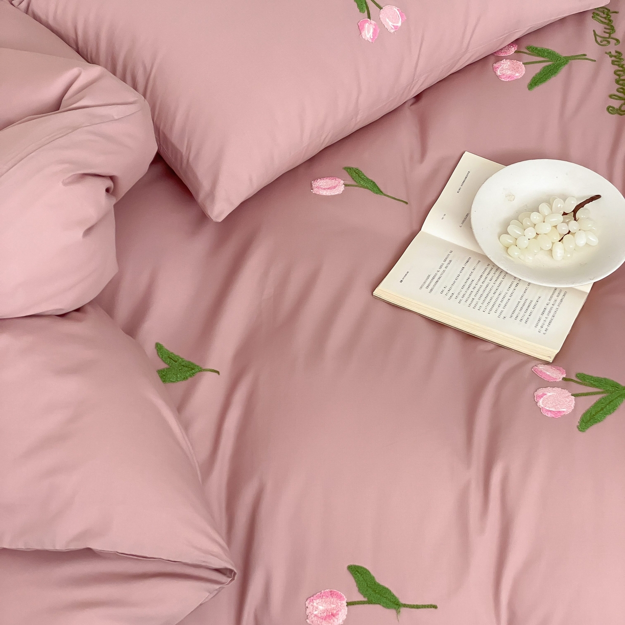 91家纺网 家纺一手货源 找家纺 三味舒屋 2025新款全棉纯棉水洗棉毛巾绣四件套 郁支浪漫-粉