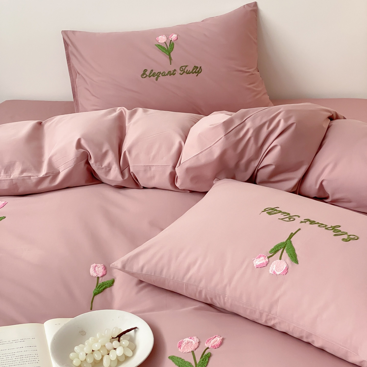 91家纺网 家纺一手货源 找家纺 三味舒屋 2025新款全棉纯棉水洗棉毛巾绣四件套 郁支浪漫-粉