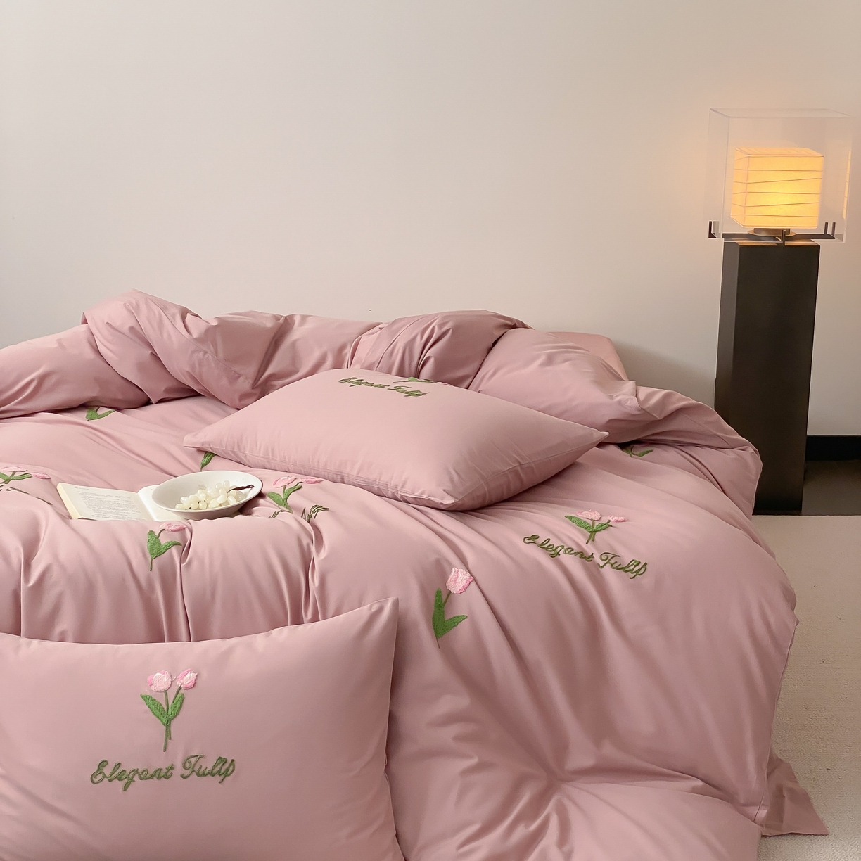 91家纺网 家纺一手货源 找家纺 三味舒屋 2025新款全棉纯棉水洗棉毛巾绣四件套 郁支浪漫-粉