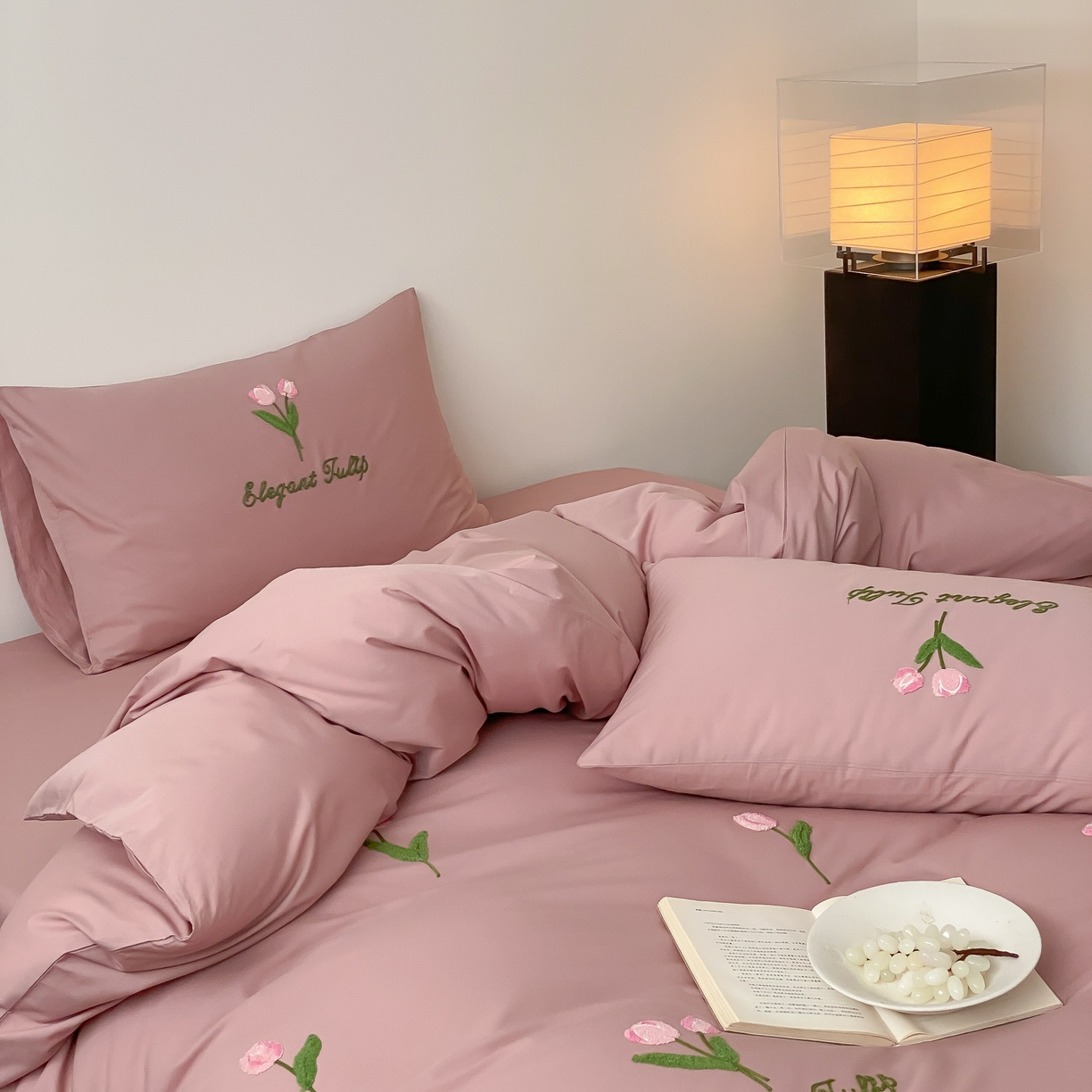 91家纺网 家纺一手货源 找家纺 三味舒屋 2025新款全棉纯棉水洗棉毛巾绣四件套 郁支浪漫-粉