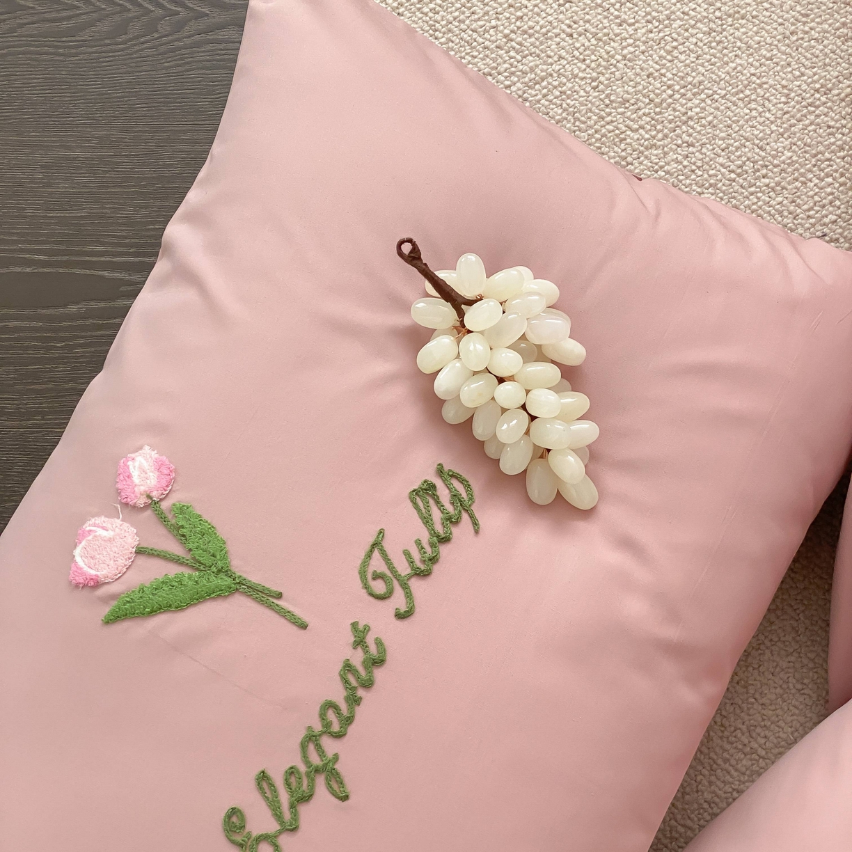 91家纺网 家纺一手货源 找家纺 三味舒屋 2025新款全棉纯棉水洗棉毛巾绣四件套 郁支浪漫-粉