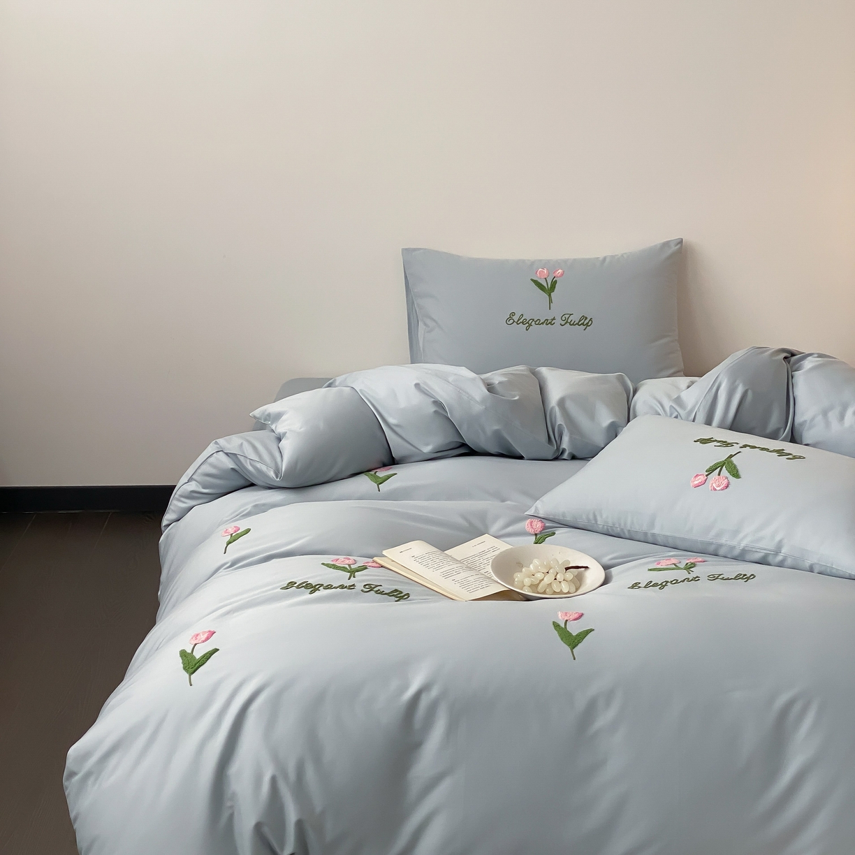 91家纺网 家纺一手货源 找家纺 三味舒屋 2025新款全棉纯棉水洗棉毛巾绣四件套 郁支浪漫-兰