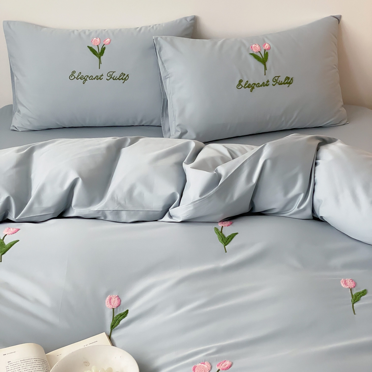 91家纺网 家纺一手货源 找家纺 三味舒屋 2025新款全棉纯棉水洗棉毛巾绣四件套 郁支浪漫-兰