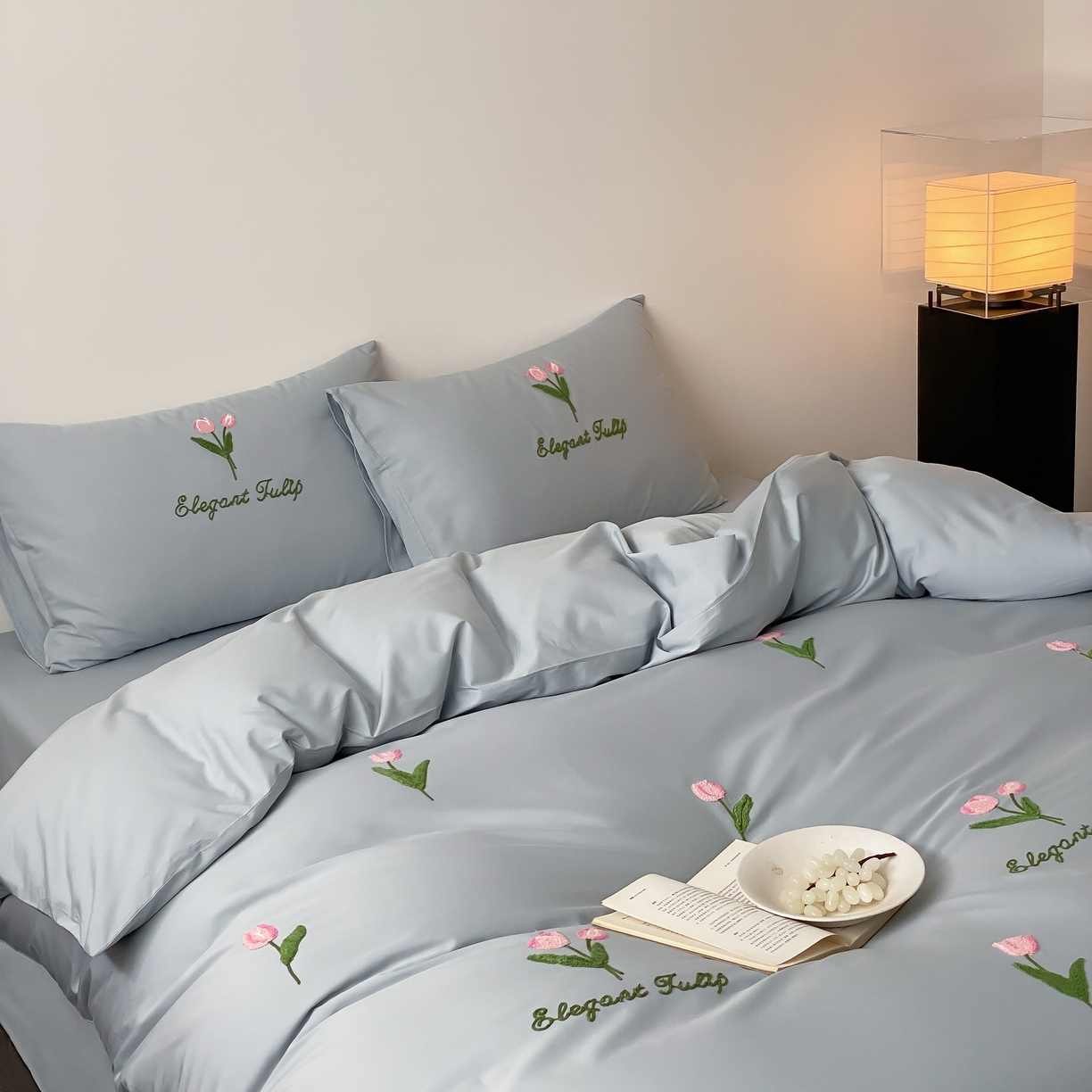 91家纺网 家纺一手货源 找家纺 三味舒屋 2025新款全棉纯棉水洗棉毛巾绣四件套 郁支浪漫-兰