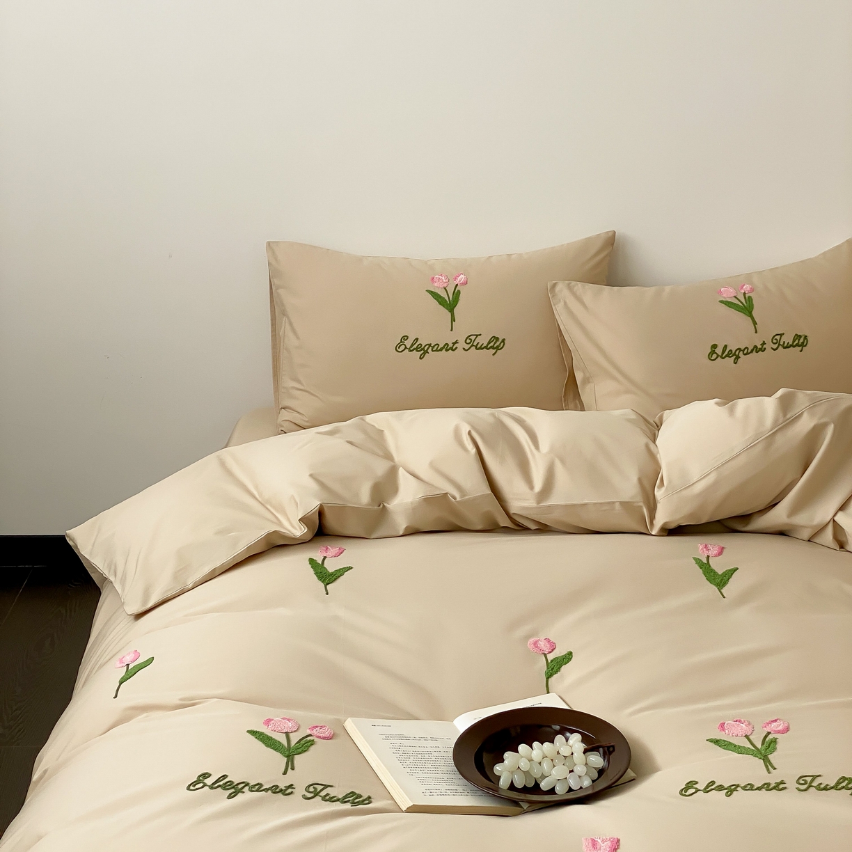 91家纺网 家纺一手货源 找家纺 三味舒屋 2025新款全棉纯棉水洗棉毛巾绣四件套 郁支浪漫-奶杏