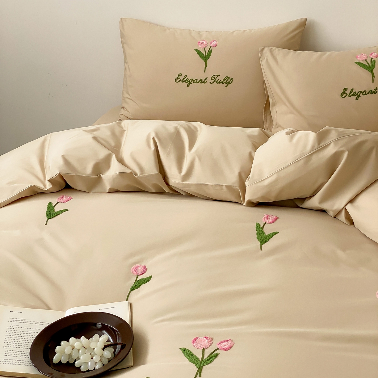 91家纺网 家纺一手货源 找家纺 三味舒屋 2025新款全棉纯棉水洗棉毛巾绣四件套 郁支浪漫-奶杏