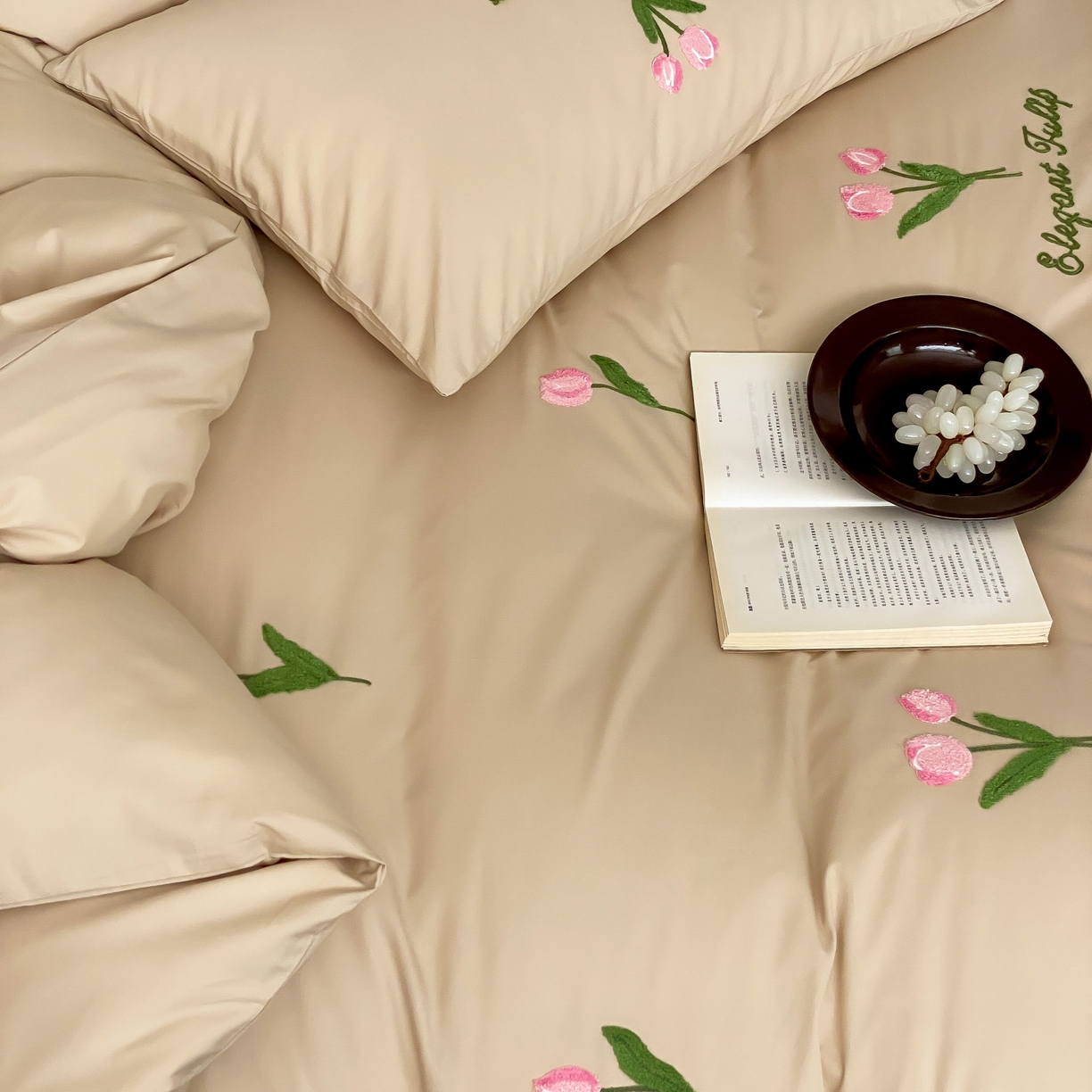 91家纺网 家纺一手货源 找家纺 三味舒屋 2025新款全棉纯棉水洗棉毛巾绣四件套 郁支浪漫-奶杏