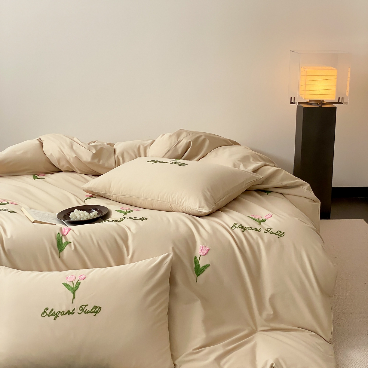 91家纺网 家纺一手货源 找家纺 三味舒屋 2025新款全棉纯棉水洗棉毛巾绣四件套 郁支浪漫-奶杏