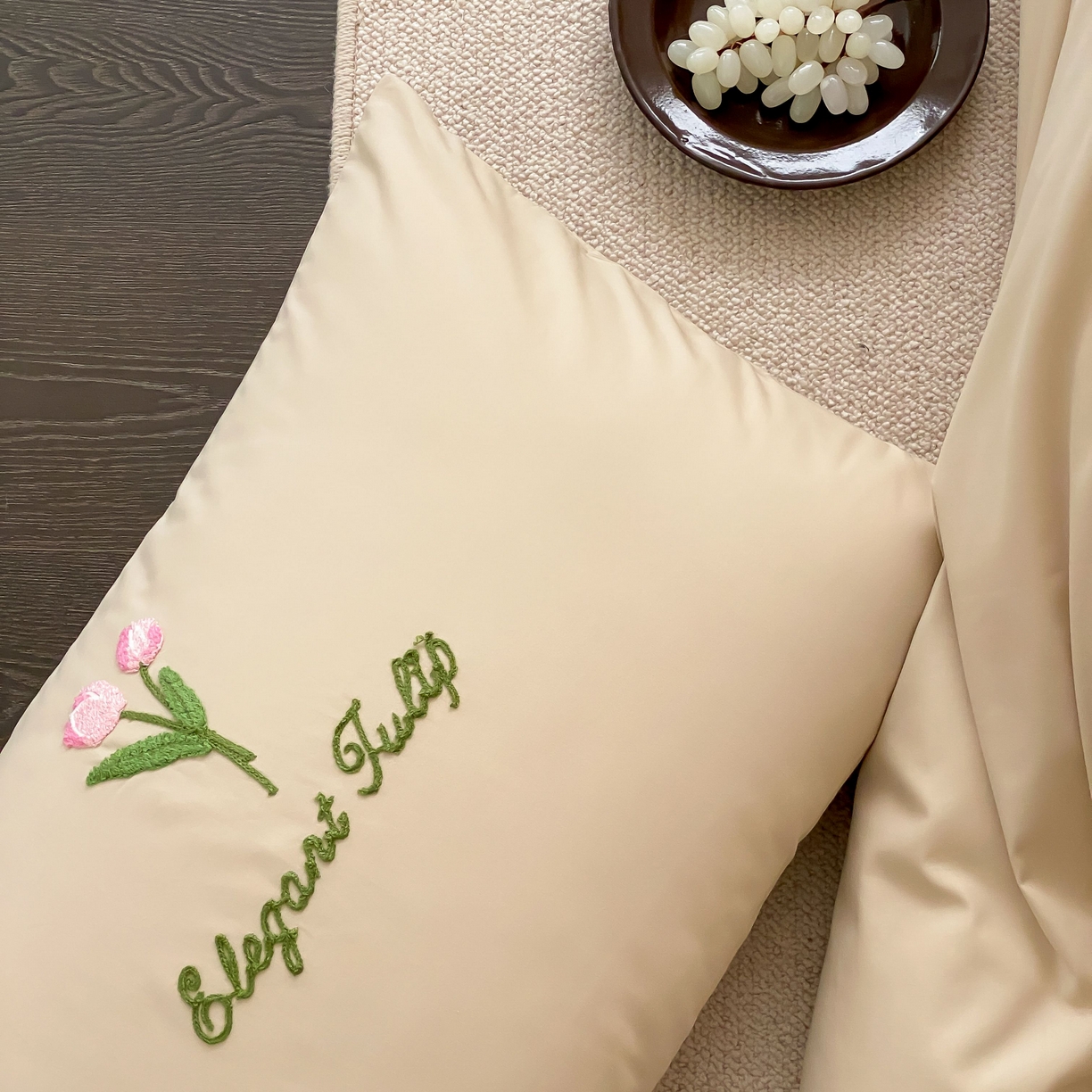 91家纺网 家纺一手货源 找家纺 三味舒屋 2025新款全棉纯棉水洗棉毛巾绣四件套 郁支浪漫-奶杏