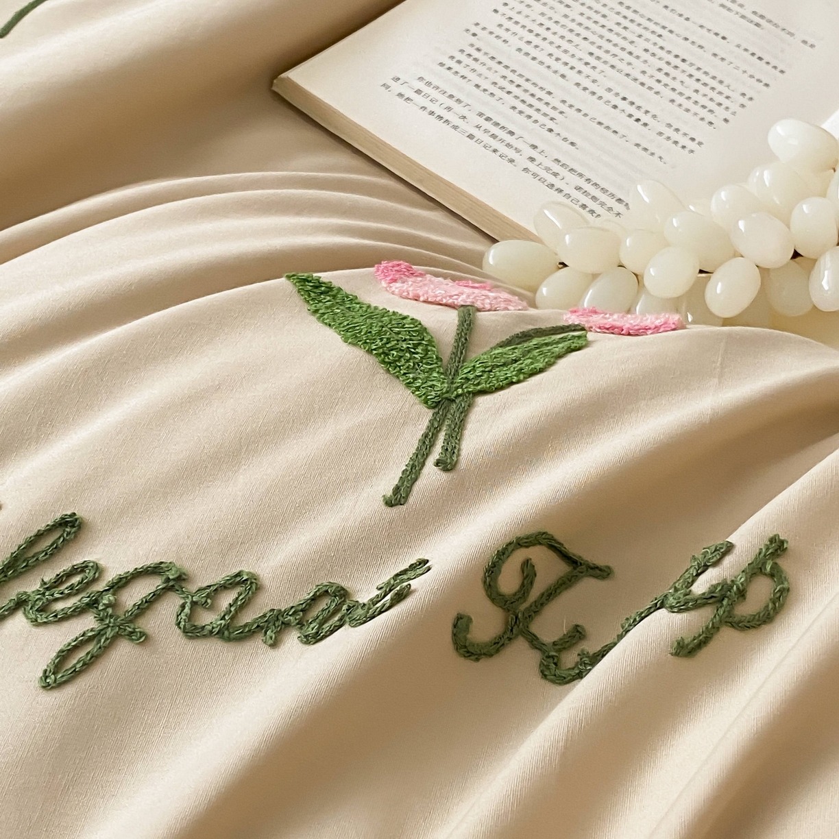 91家纺网 家纺一手货源 找家纺 三味舒屋 2025新款全棉纯棉水洗棉毛巾绣四件套 郁支浪漫-奶杏