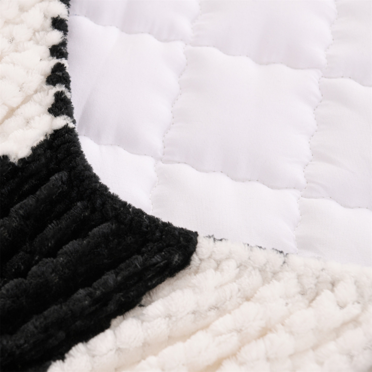 91家纺网 家纺一手货源 找家纺 云木里 2025新款速暖豆豆绒夹棉床笠 黑白