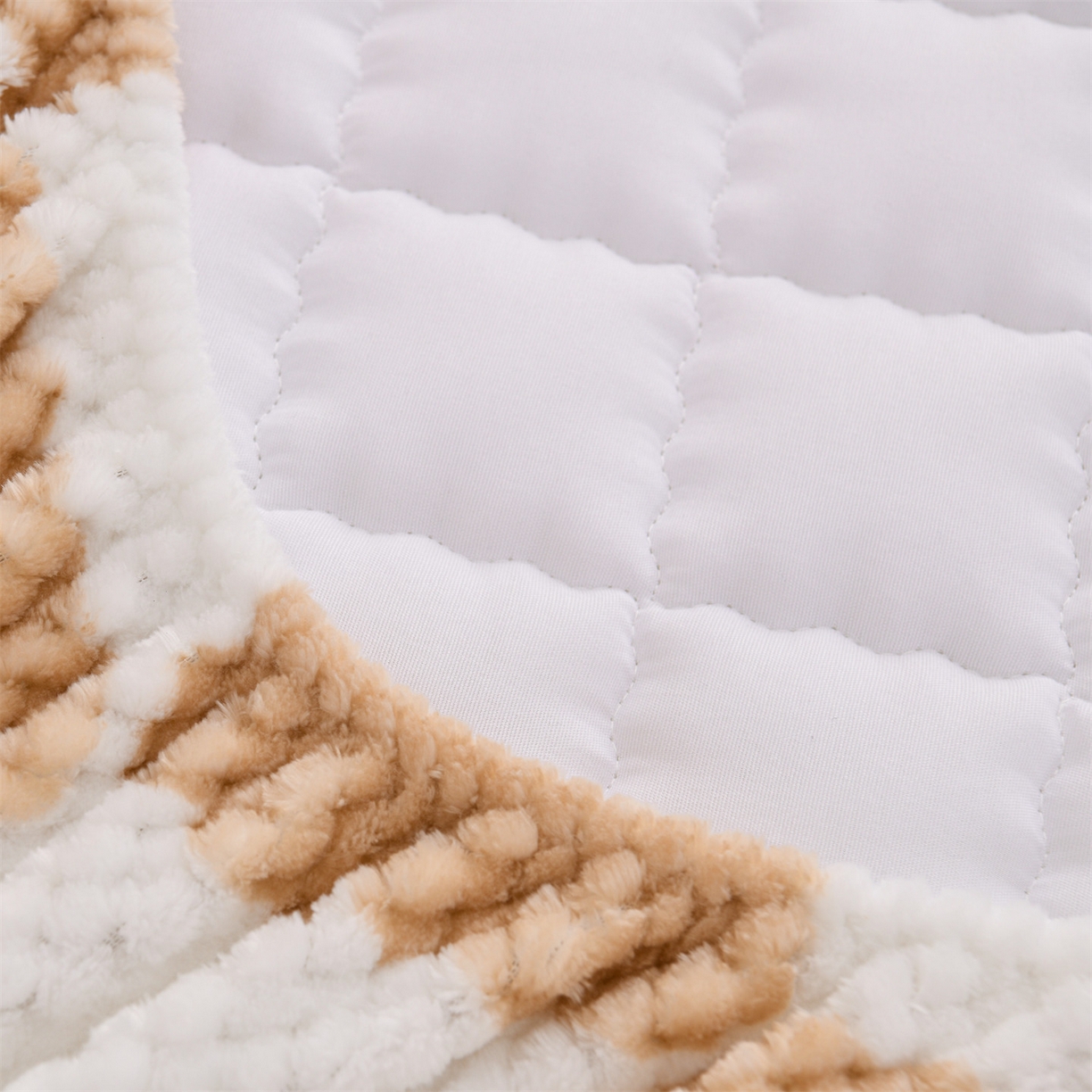 91家纺网 家纺一手货源 找家纺 云木里 2025新款速暖豆豆绒夹棉床笠 卡其