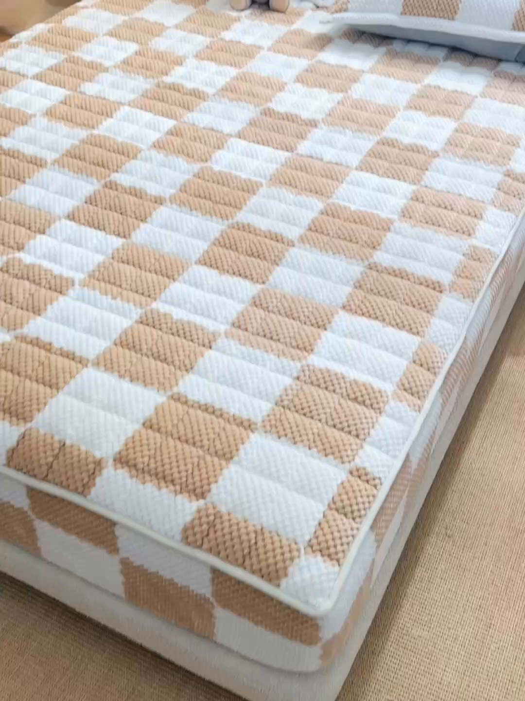 91家纺网 家纺一手货源 找家纺 云木里 2025新款速暖豆豆绒夹棉床笠 卡其