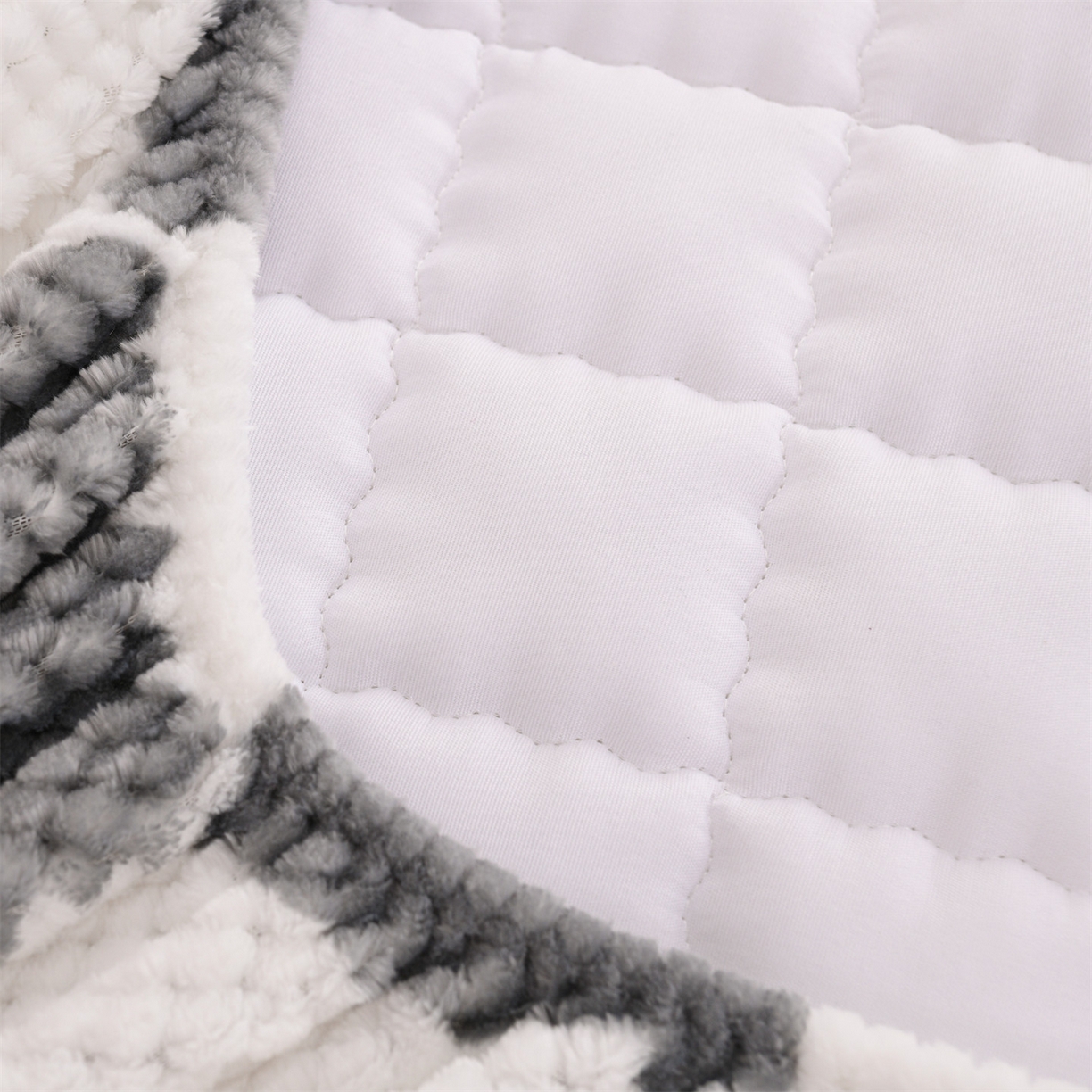 91家纺网 家纺一手货源 找家纺 云木里 2025新款速暖豆豆绒夹棉床笠 浅灰