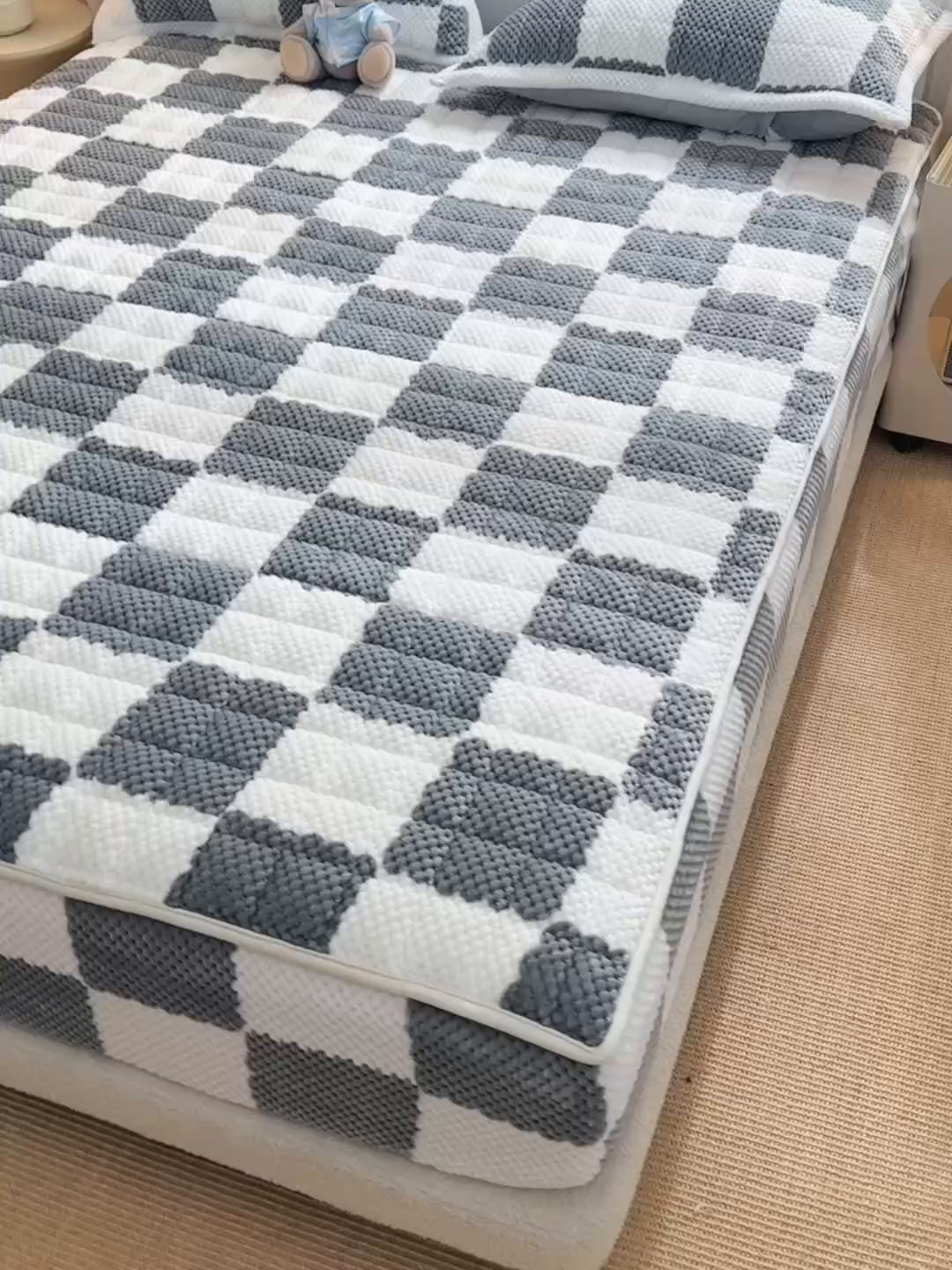 91家纺网 家纺一手货源 找家纺 云木里 2025新款速暖豆豆绒夹棉床笠 浅灰