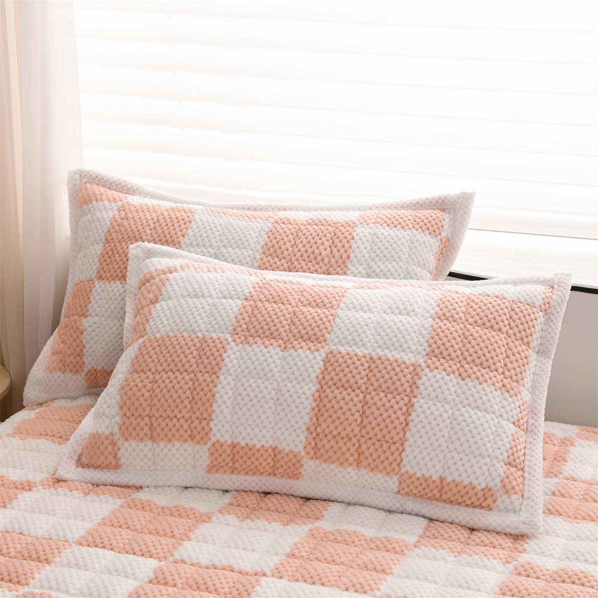 91家纺网 家纺一手货源 找家纺 云木里 2025新款速暖豆豆绒夹棉床笠 樱花粉