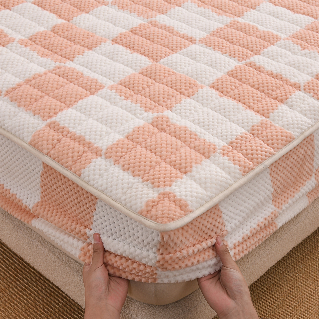 91家纺网 家纺一手货源 找家纺 云木里 2025新款速暖豆豆绒夹棉床笠 樱花粉