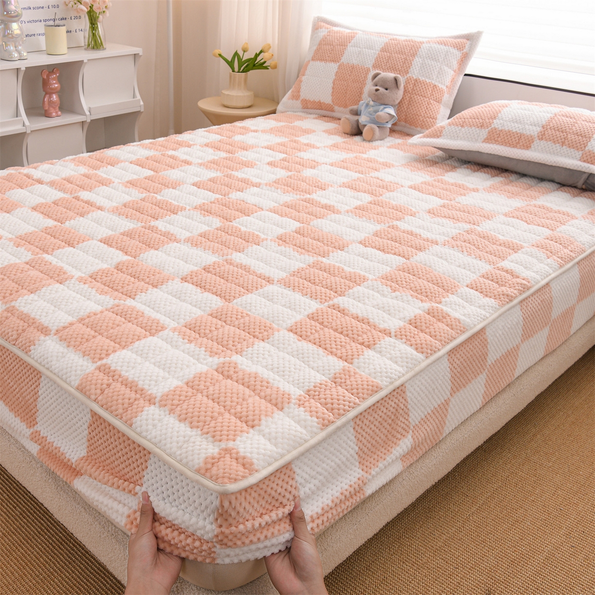 91家纺网 家纺一手货源 找家纺 云木里 2025新款速暖豆豆绒夹棉床笠 樱花粉