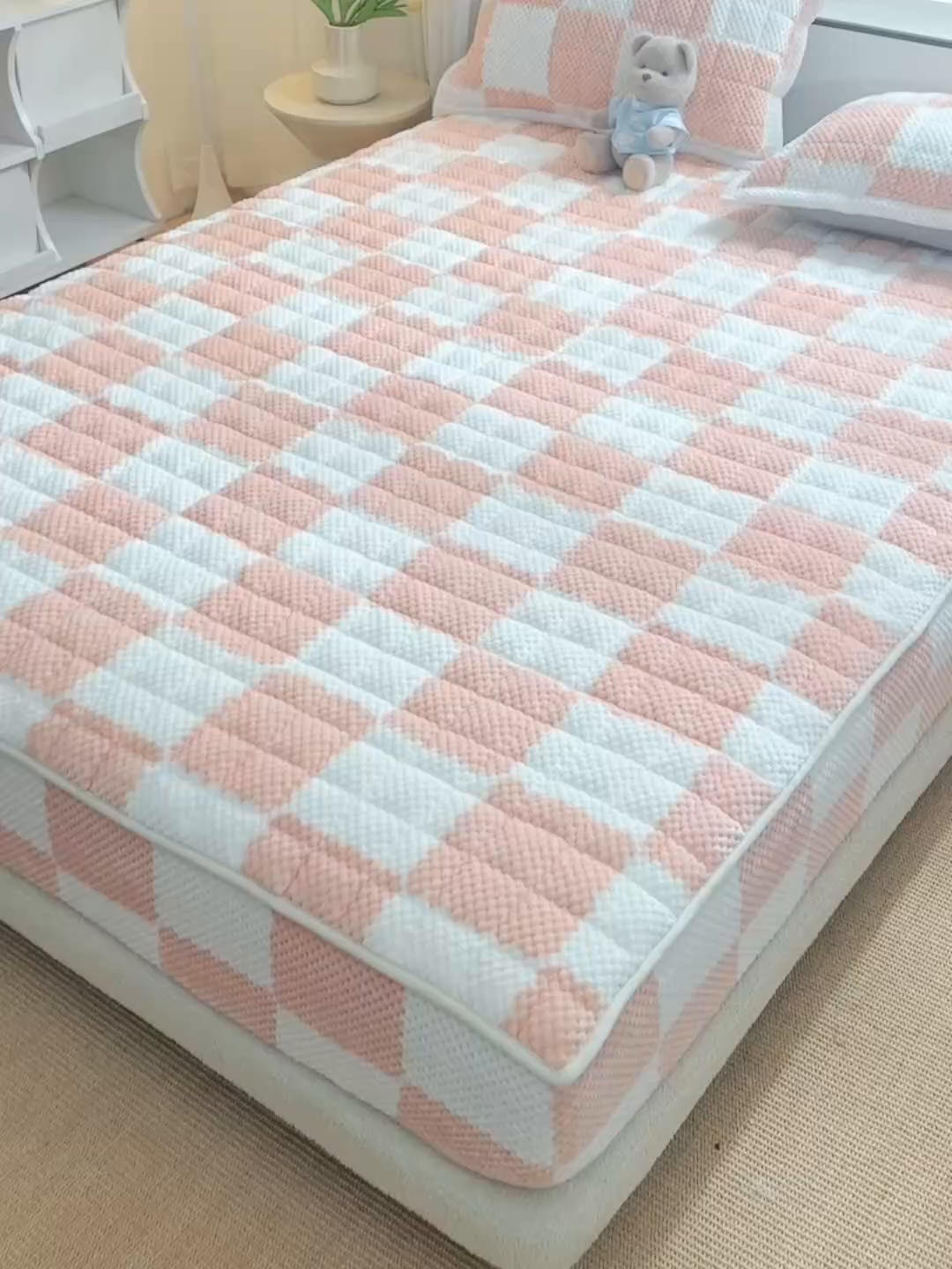 91家纺网 家纺一手货源 找家纺 云木里 2025新款速暖豆豆绒夹棉床笠 樱花粉