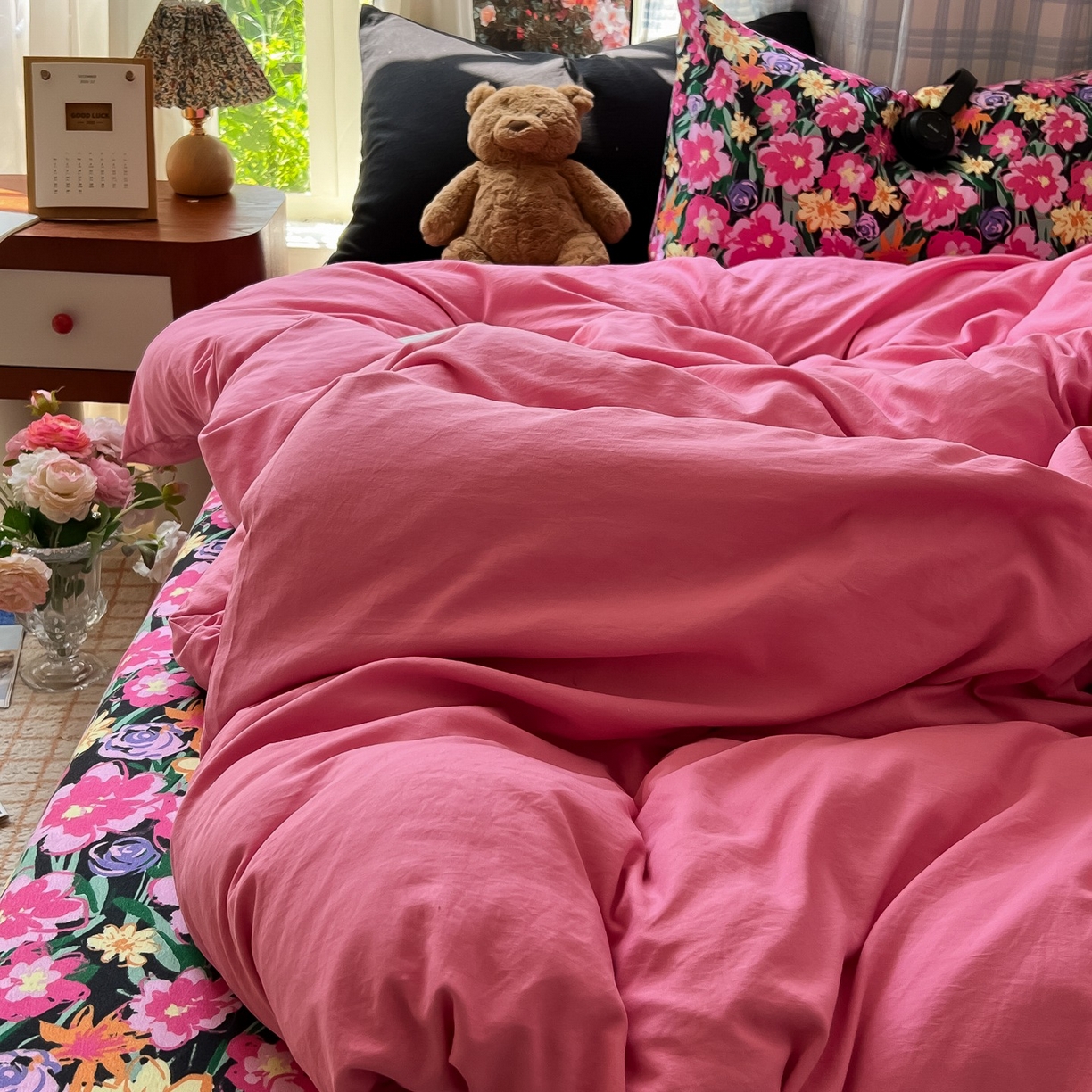91家纺网 家纺一手货源 找家纺 花伞家居 2025新款小众高级感纯色花卉拼色加厚水洗棉四件套【提供买家秀】 椿屿-玫红
