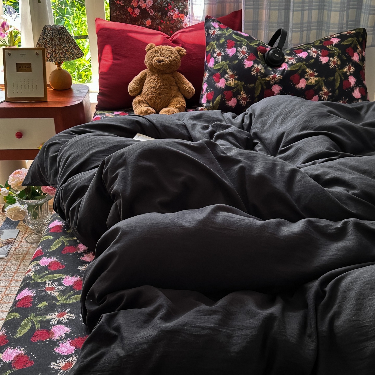 91家纺网 家纺一手货源 找家纺 花伞家居 2025新款小众高级感纯色花卉拼色加厚水洗棉四件套【提供买家秀】 番喜-黑