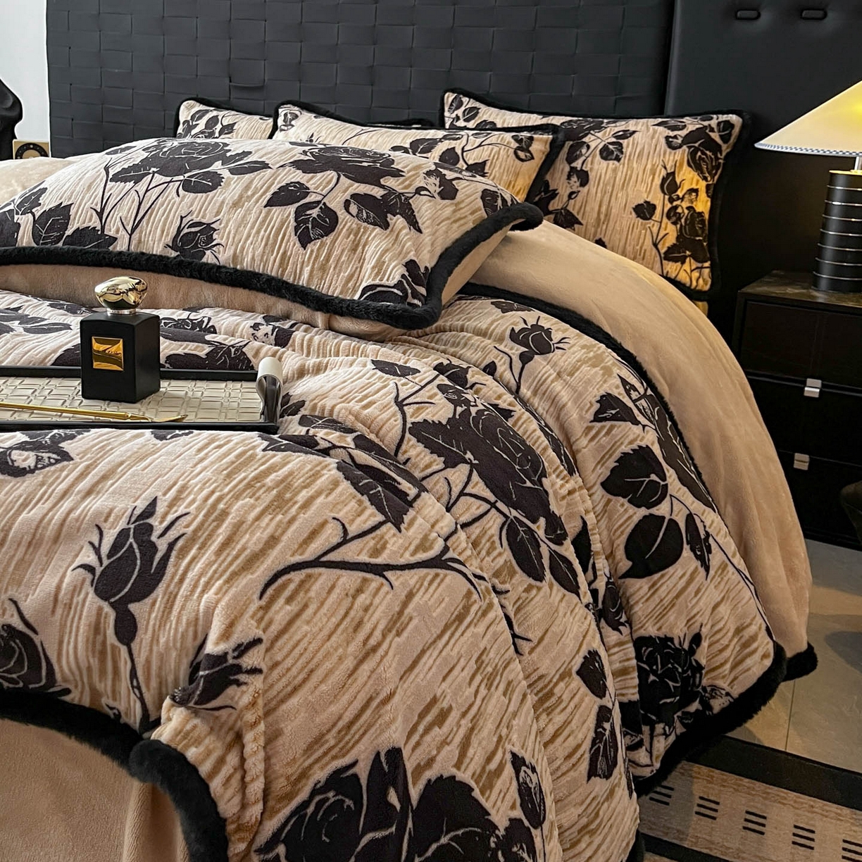 91家纺网 家纺一手货源 找家纺 （总）狂想家 2025新款包边加厚雕花牛奶绒四件套