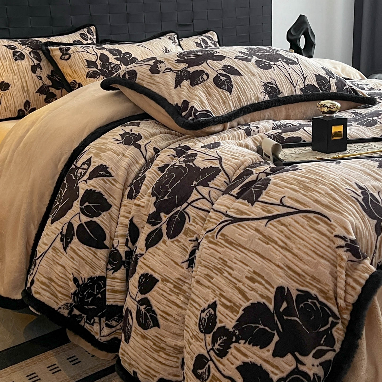 91家纺网 家纺一手货源 找家纺 （总）狂想家 2025新款包边加厚雕花牛奶绒四件套