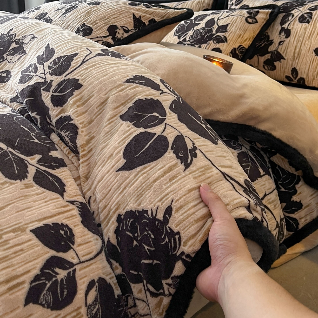 91家纺网 家纺一手货源 找家纺 狂想家 2025新款包边加厚雕花牛奶绒四件套 花样年华-卡其