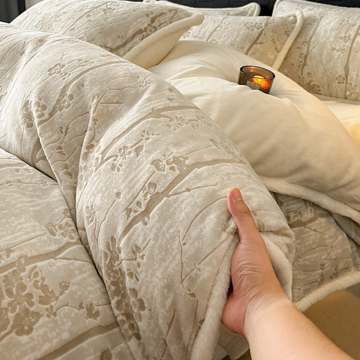 91家纺网 家纺一手货源 找家纺 狂想家 2025新款包边加厚雕花牛奶绒四件套 暖冬-暖冬白