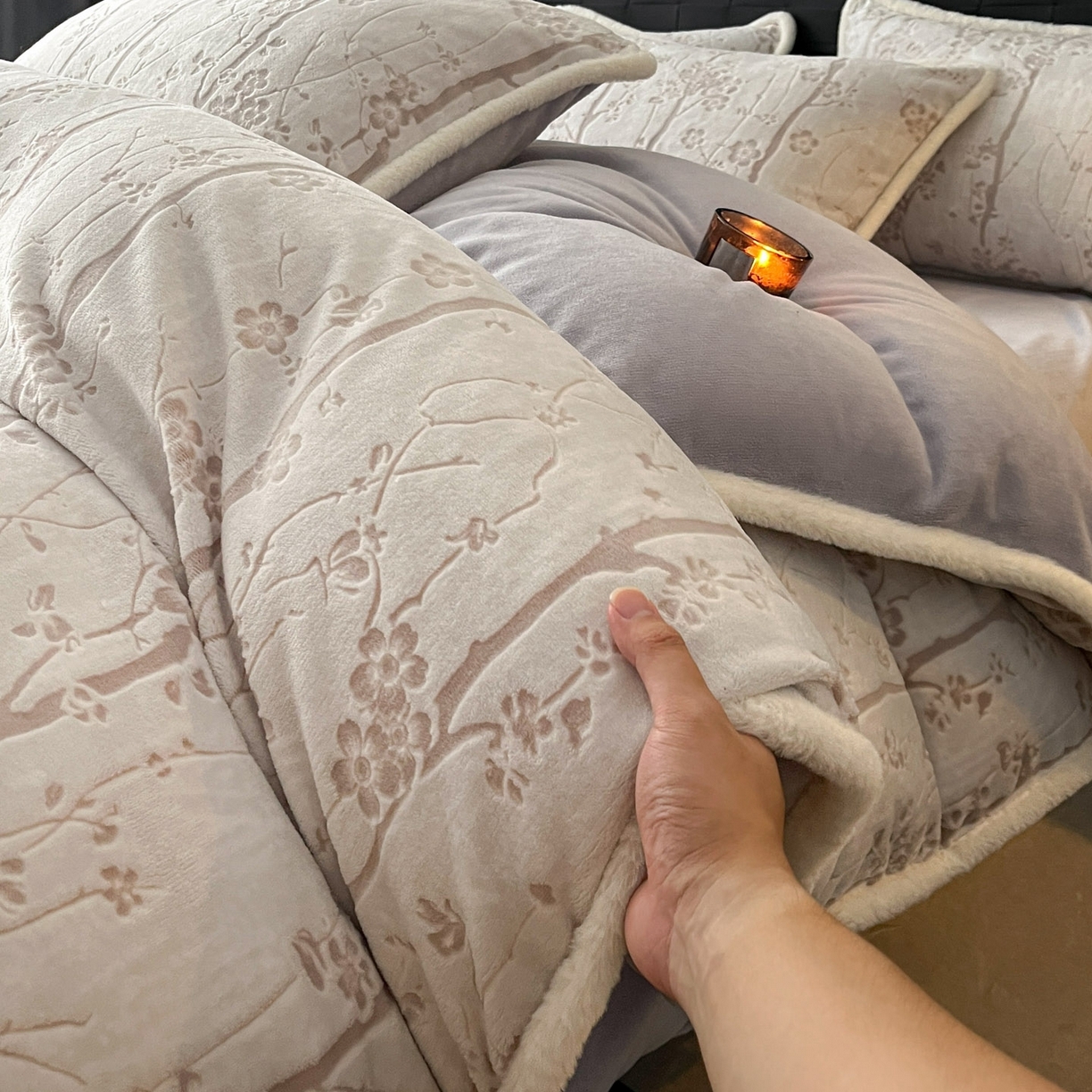 91家纺网 家纺一手货源 找家纺 狂想家 2025新款包边加厚雕花牛奶绒四件套 暖冬-香芋紫