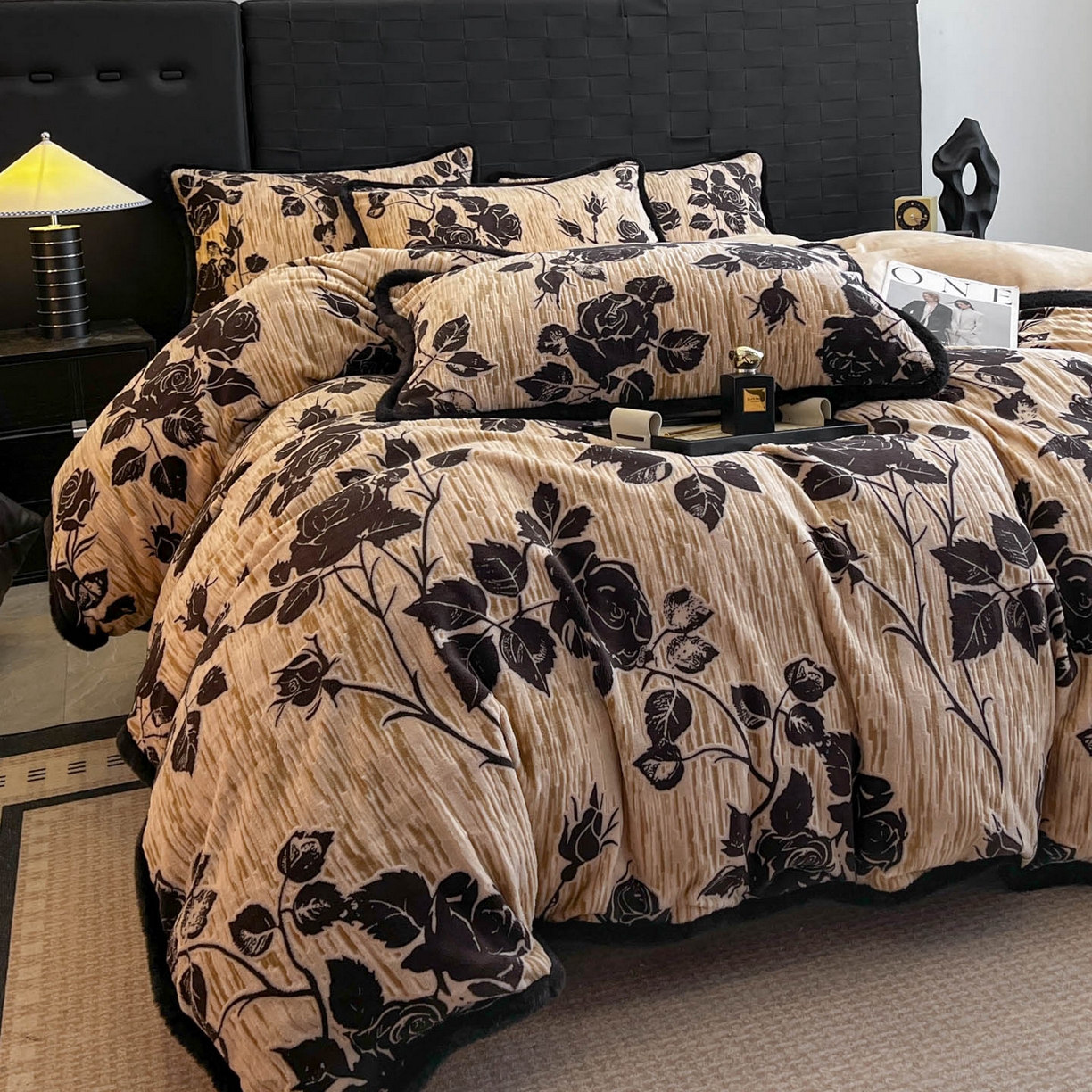 91家纺网 家纺一手货源 找家纺 狂想家 2025新款包边加厚雕花牛奶绒四件套 花样年华-卡其