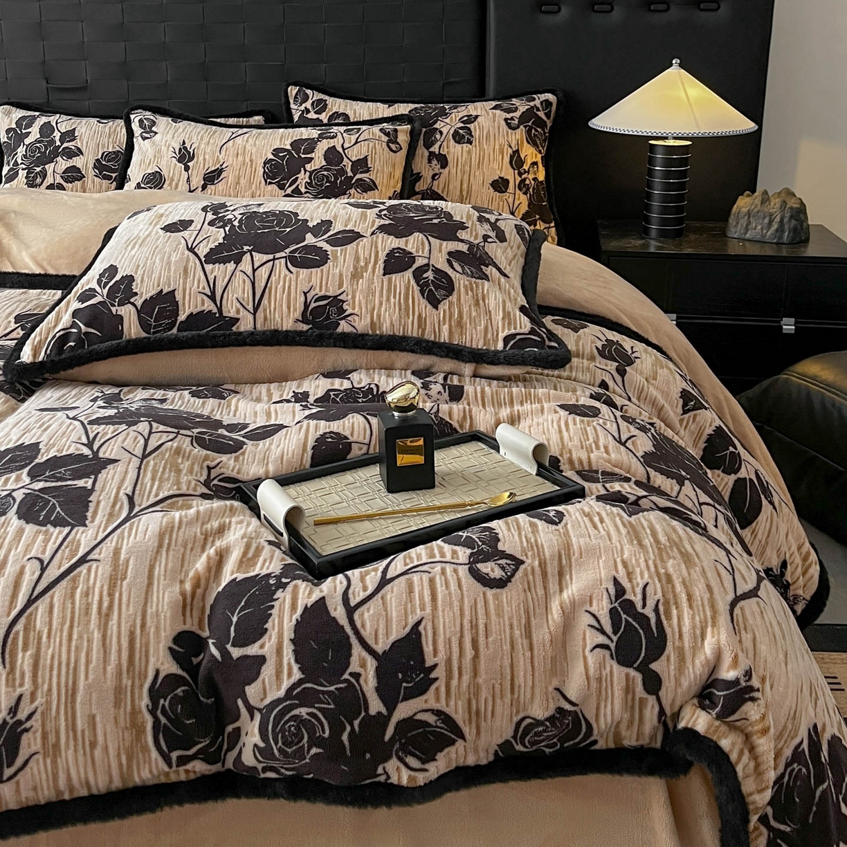 91家纺网 家纺一手货源 找家纺 狂想家 2025新款包边加厚雕花牛奶绒四件套 花样年华-卡其