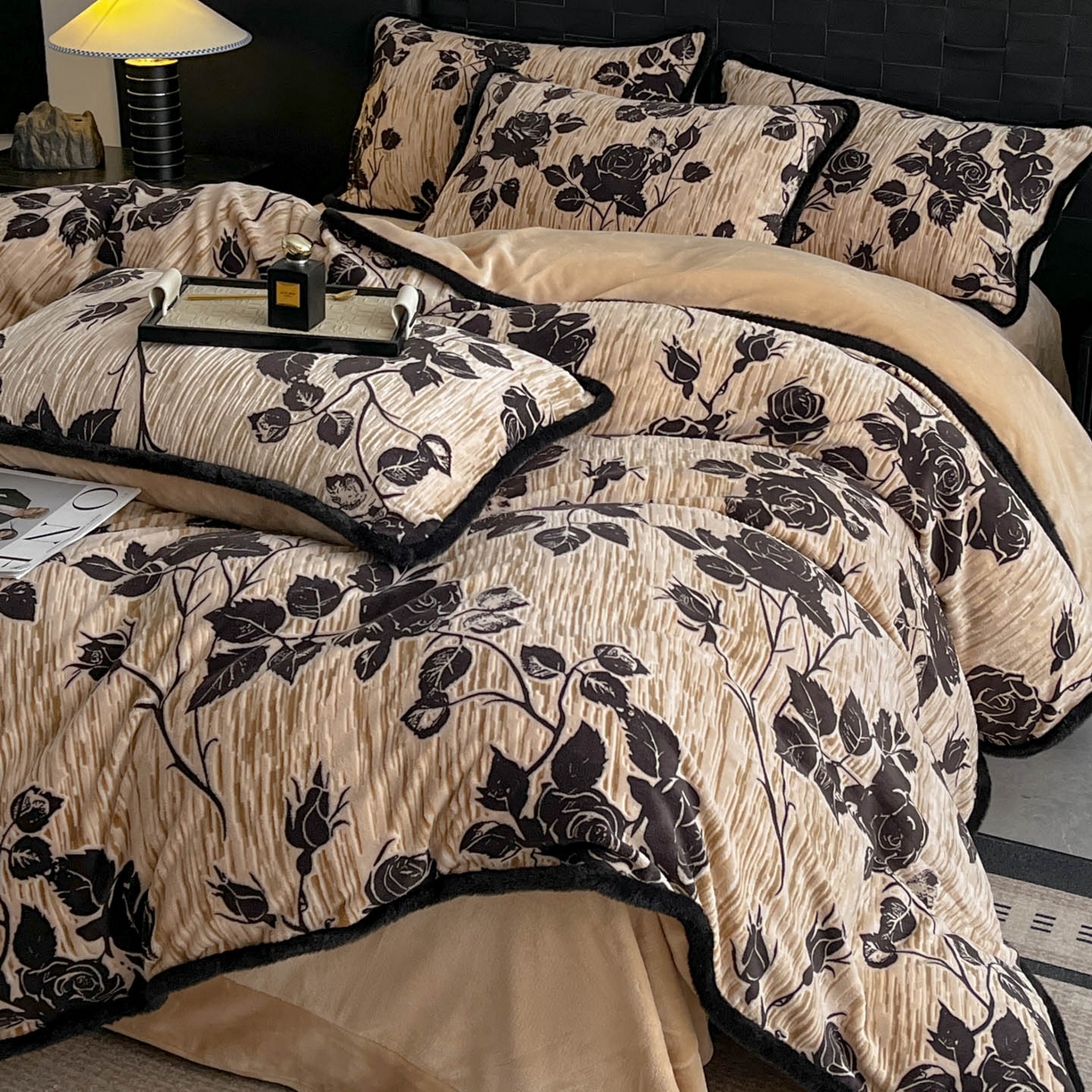 91家纺网 家纺一手货源 找家纺 狂想家 2025新款包边加厚雕花牛奶绒四件套 花样年华-卡其