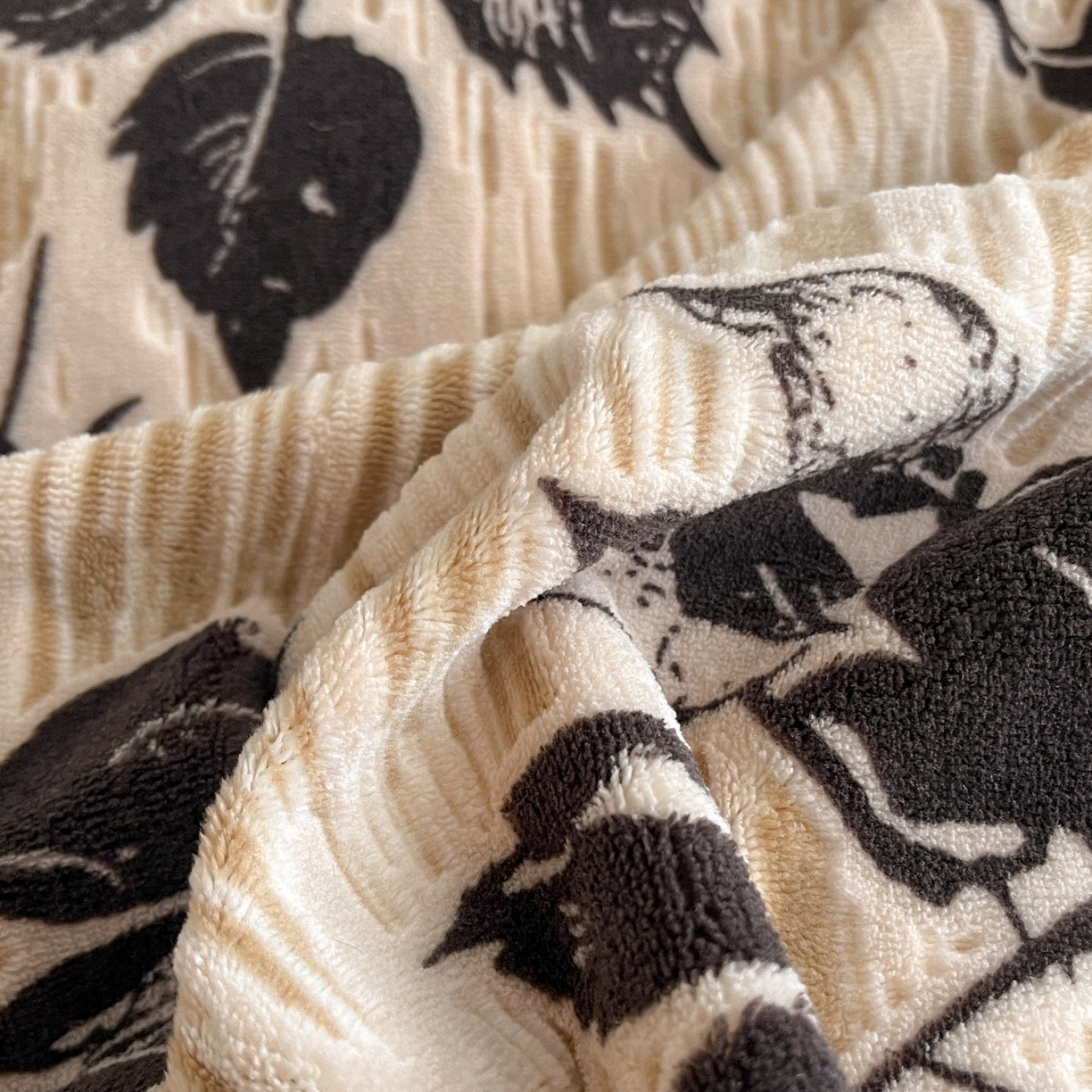 91家纺网 家纺一手货源 找家纺 狂想家 2025新款包边加厚雕花牛奶绒四件套 花样年华-卡其